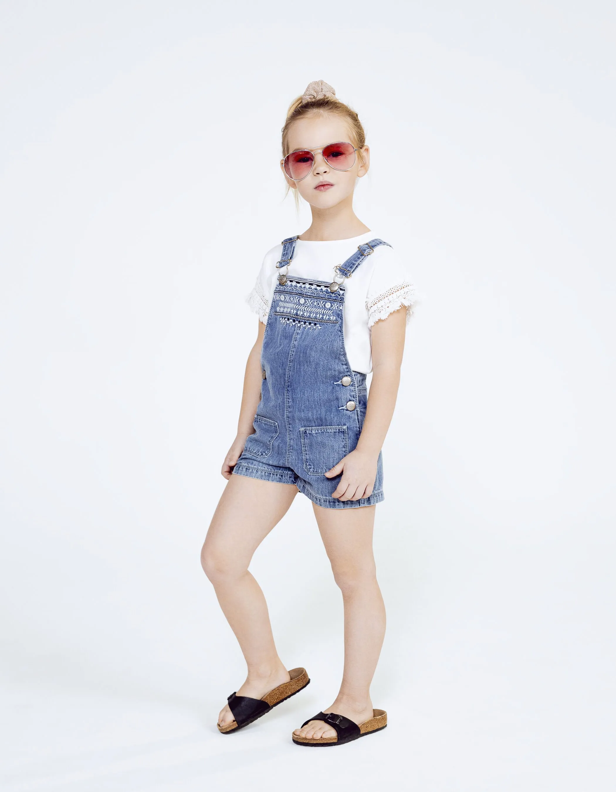 Ensemble salopette-short en jean et T-shirt blanc fille