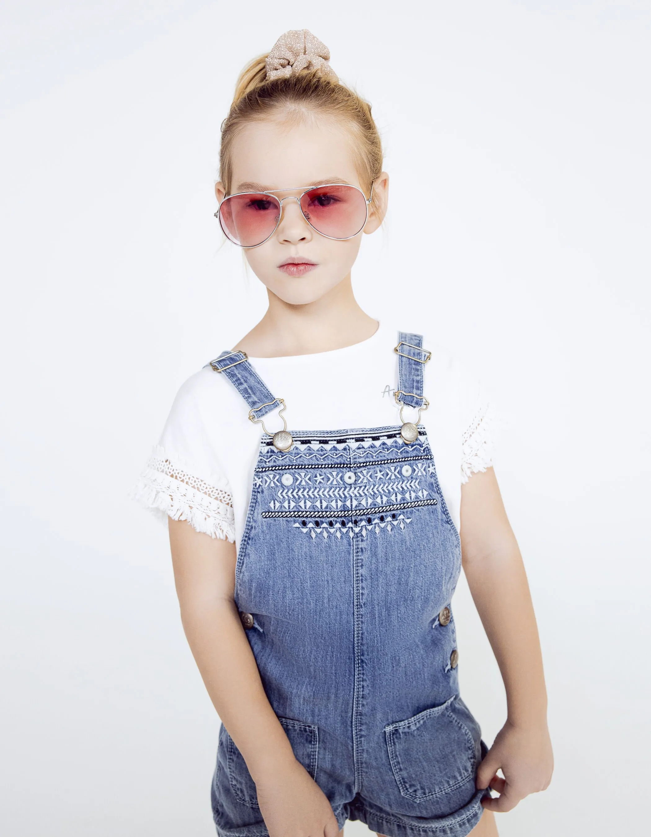 Ensemble salopette-short en jean et T-shirt blanc fille