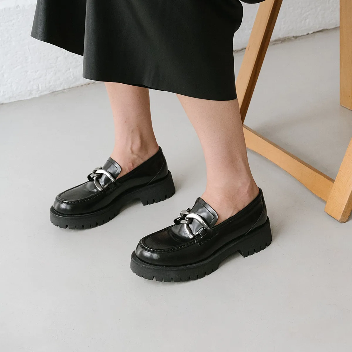 Mocassins à talons plats et mors en cuir glacé noir pour Femme | Jonak