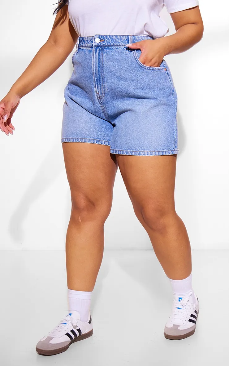 PRETTYLITTLETHING Plus Short mom en jean délavage bleu moyen