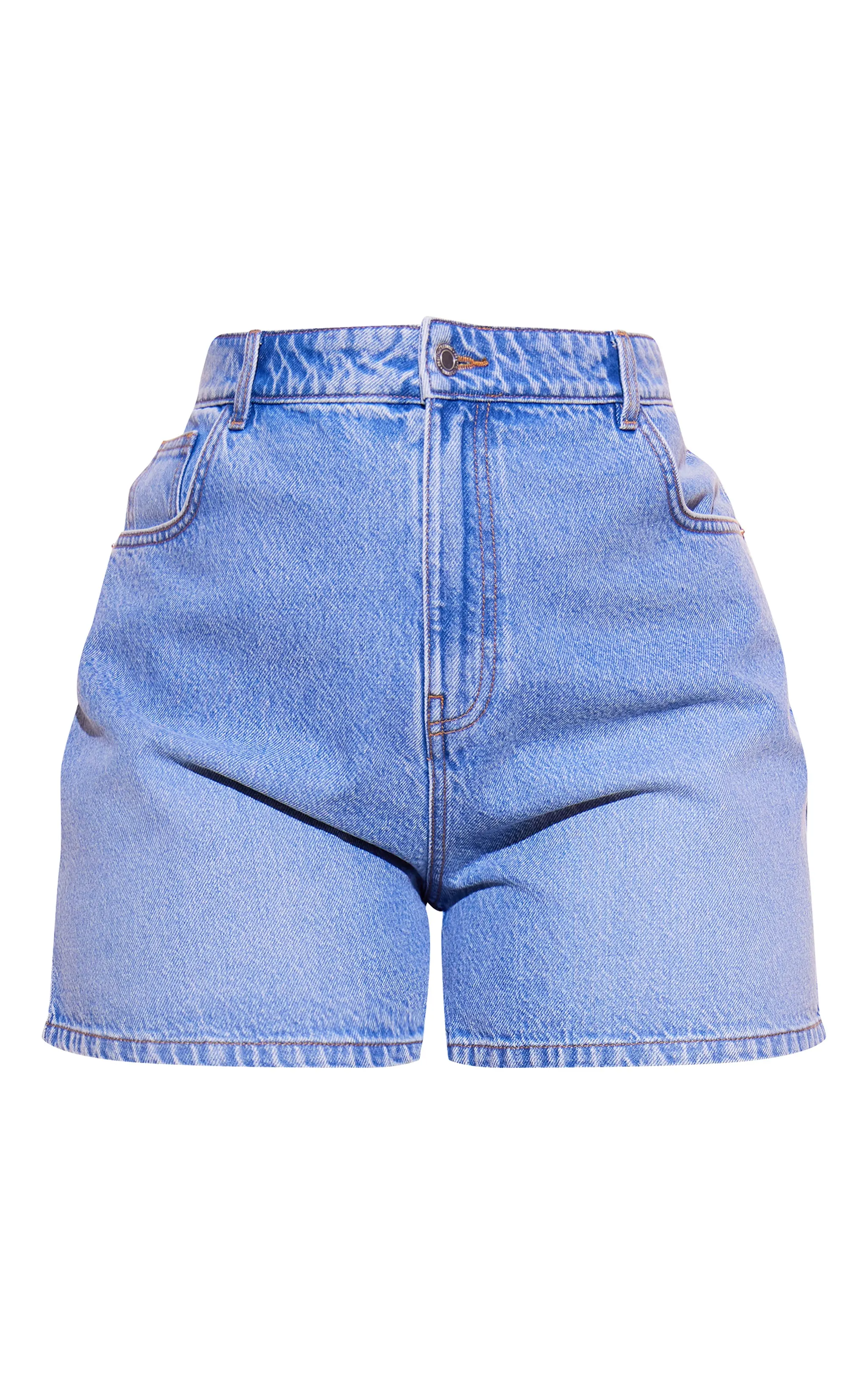 PRETTYLITTLETHING Plus Short mom en jean délavage bleu moyen