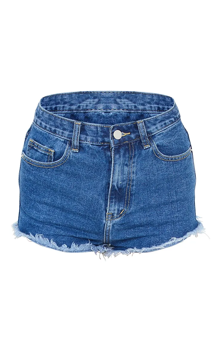 PRETTYLITTLETHING Short en jean bleu moyennement délavé à ourlet effiloché