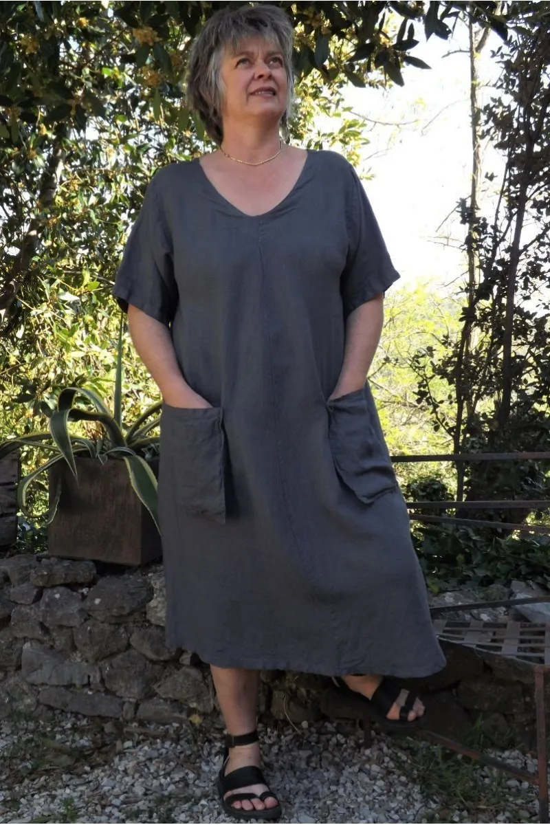 Robe longue en lin grande taille de couleur anthracite.