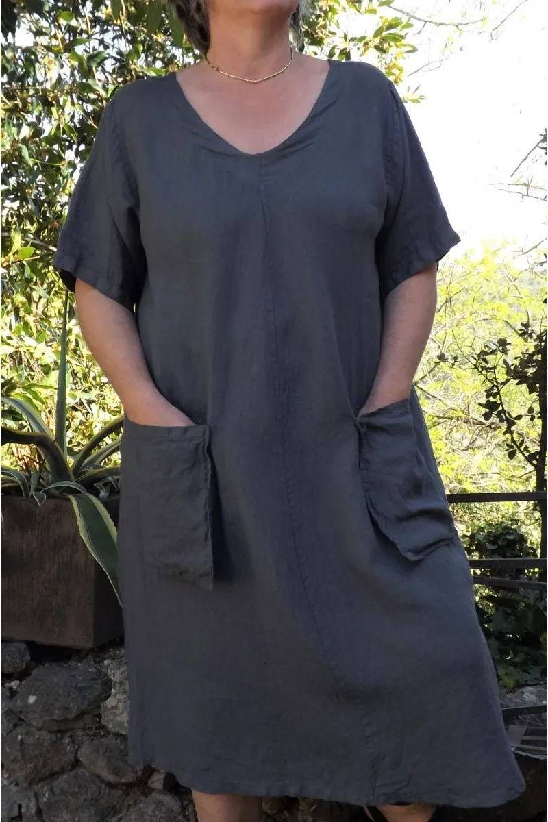 Robe longue en lin grande taille de couleur anthracite.