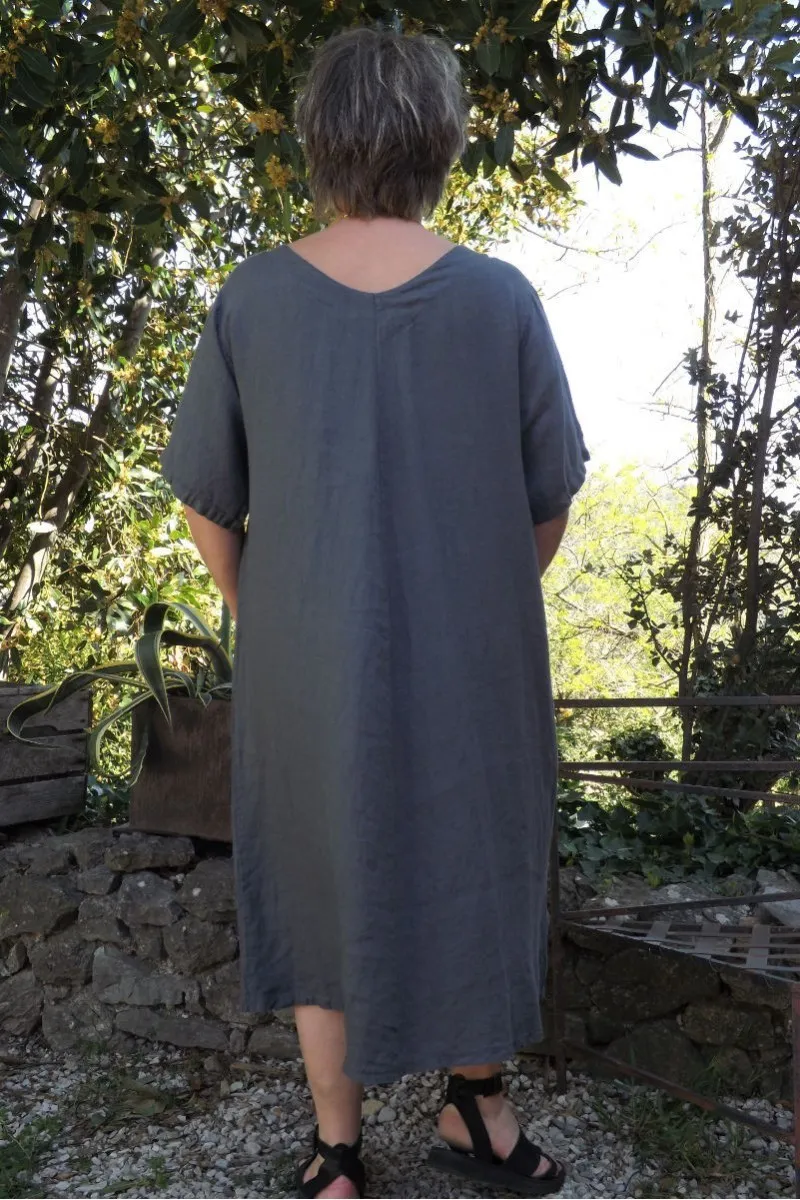 Robe longue en lin grande taille de couleur anthracite.