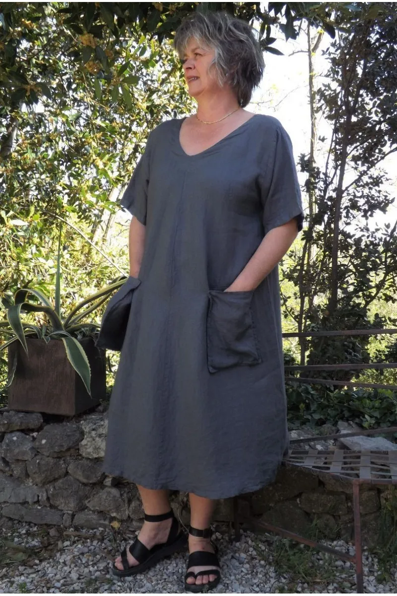 Robe longue en lin grande taille de couleur anthracite.