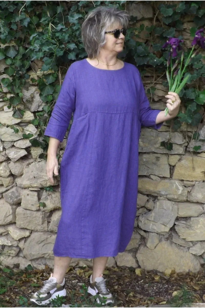 Robe longue en lin prémium grande taille de couleur lavande .