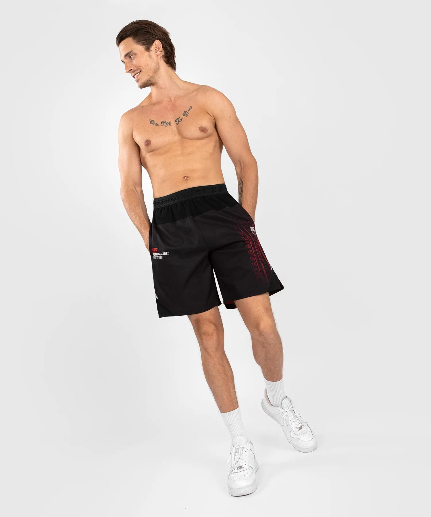 Short de performance pour hommes UFC Venum Performance Institute 2.0 - Noir/Rouge