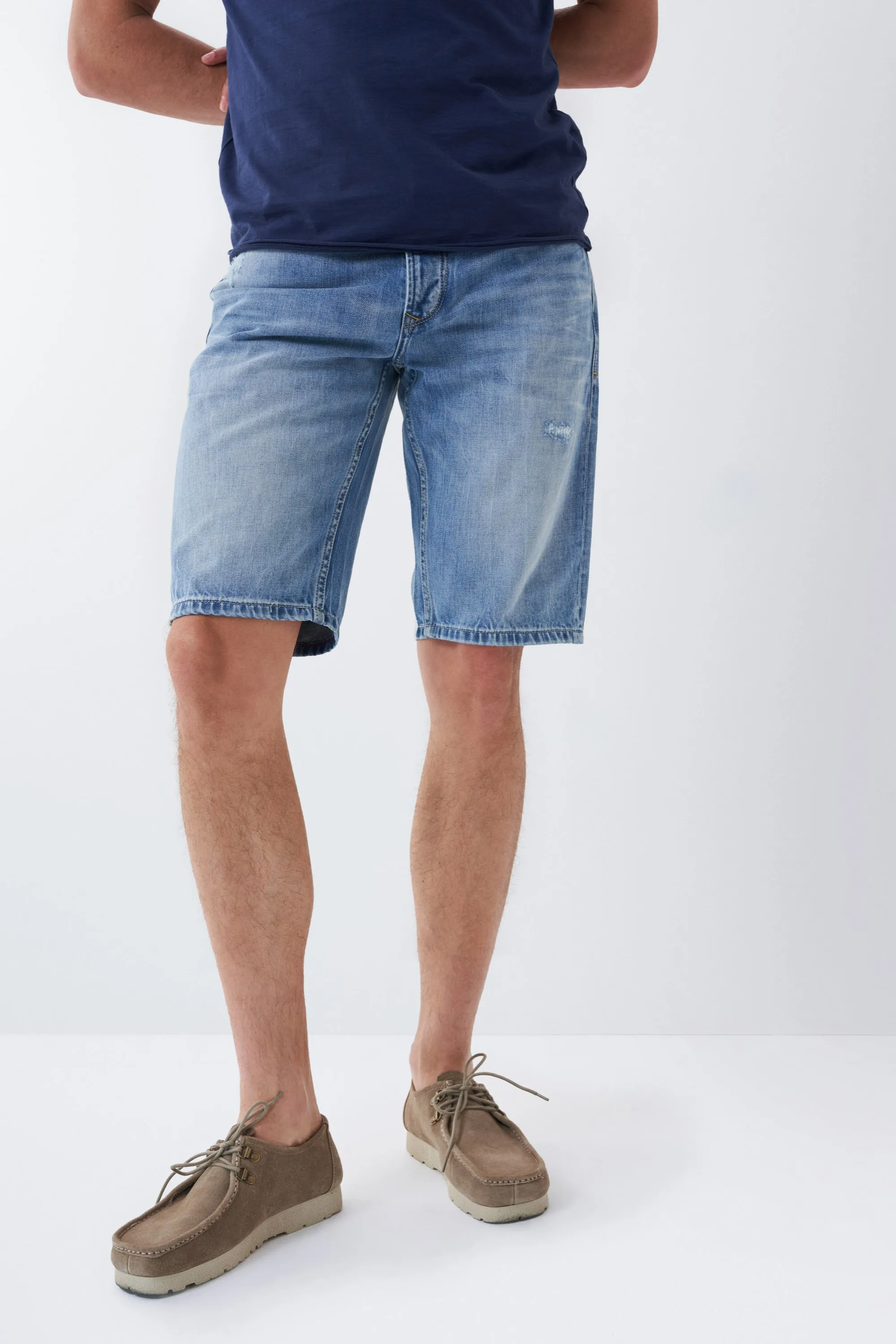 Short en jean avec légères déchirures