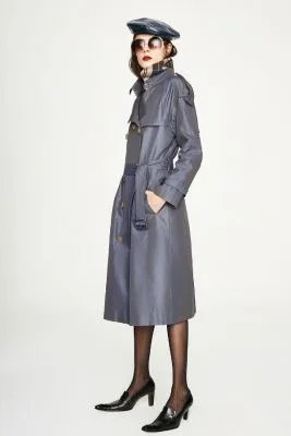 Trench-coat extra long pour femme avec composition brillante contrastante